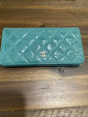 CHANEL CC QUILTED PATENT FOLD WALLET